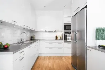 Küche; küchengeräte, tageslicht, moderner stil, fliesenboden, holzboden