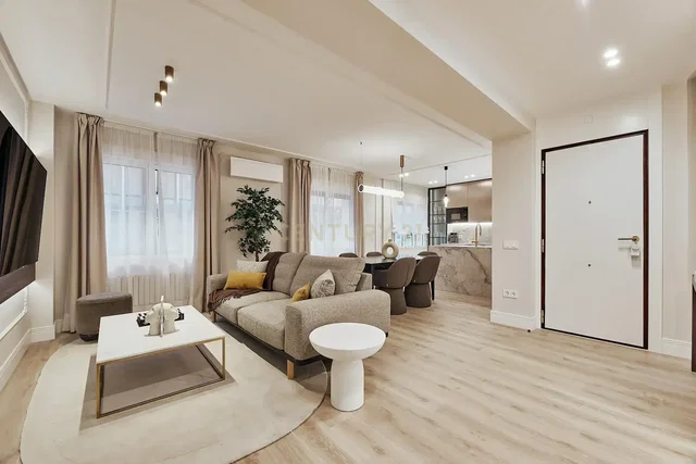 Oturma odası; doğal ışık, modern stil, ahşap zemin, tadilatlı