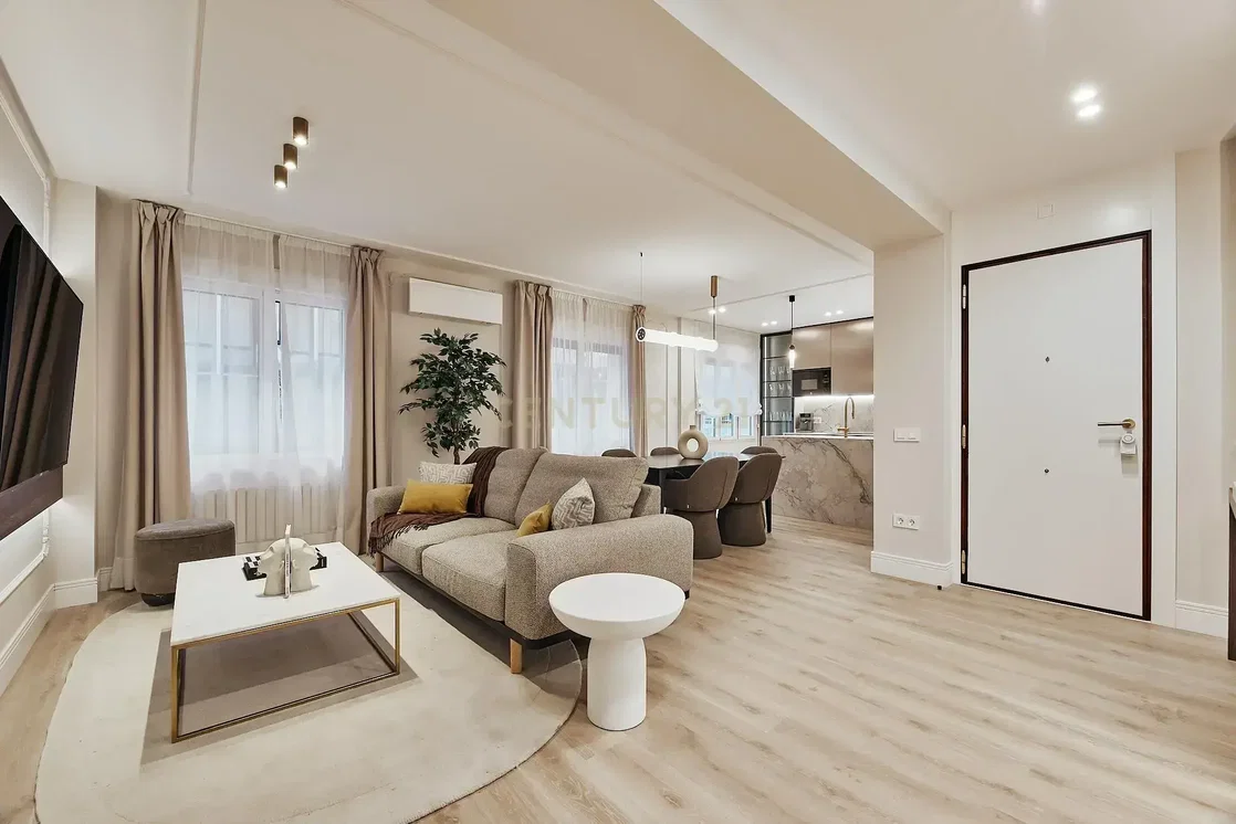 Obývací pokoj; přirozené světlo, moderní styl, dřevěná podlaha, po rekonstrukci