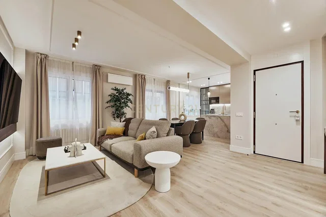 Obývací pokoj; přirozené světlo, moderní styl, dřevěná podlaha, po rekonstrukci