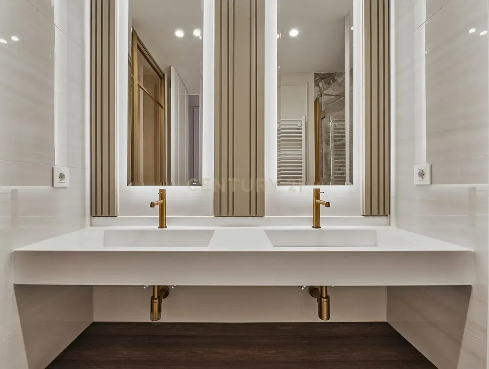 Banyo; fayans zemin, tadilatlı, doğal ışık, modern stil