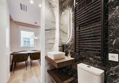 Tuvalet; modern stil, tadilatlı, doğal ışık