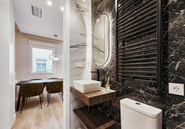 Tuvalet; modern stil, tadilatlı, doğal ışık