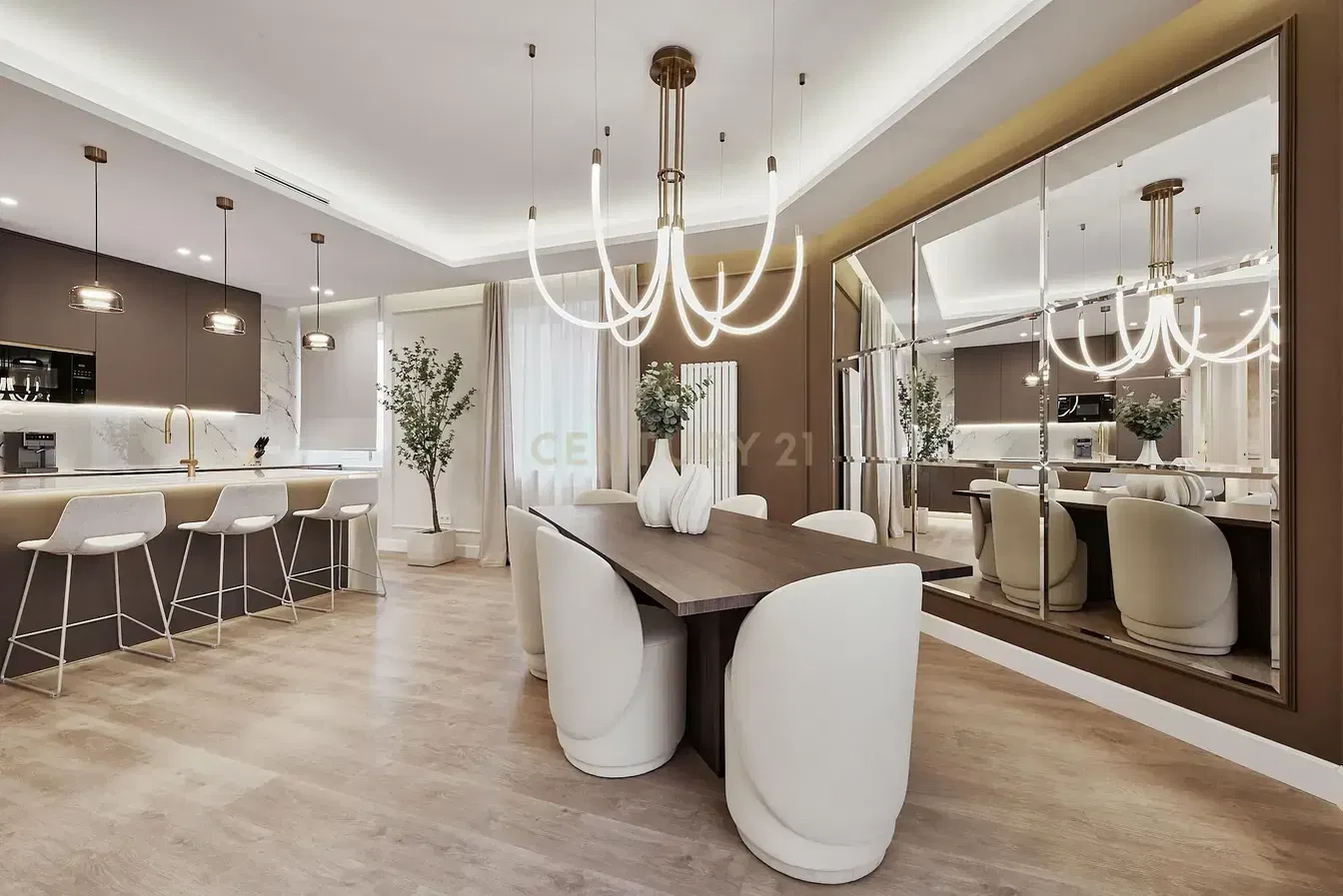 Kuchyně; moderní styl, kuchyňské spotřebiče, přirozené světlo, dřevěná podlaha