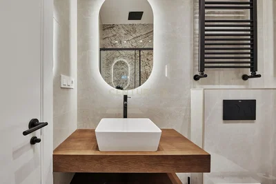 Banyo; fayans zemin, tadilatlı, doğal ışık, modern stil