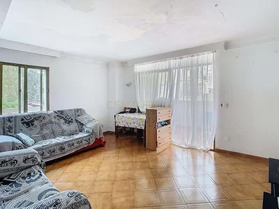 Wohnzimmer; fliesenboden, renovierungsbedürftig, tageslicht