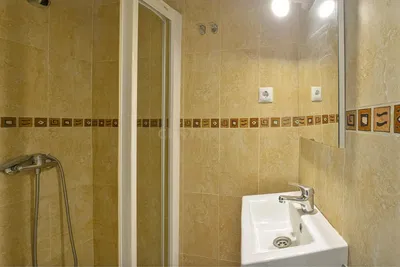 Salle de bain; carrelage, lumière naturelle, rénové