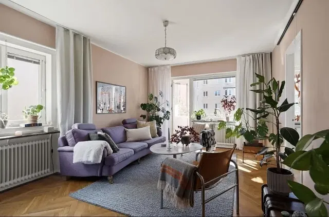 Wohnzimmer; tageslicht, holzboden, moderner stil