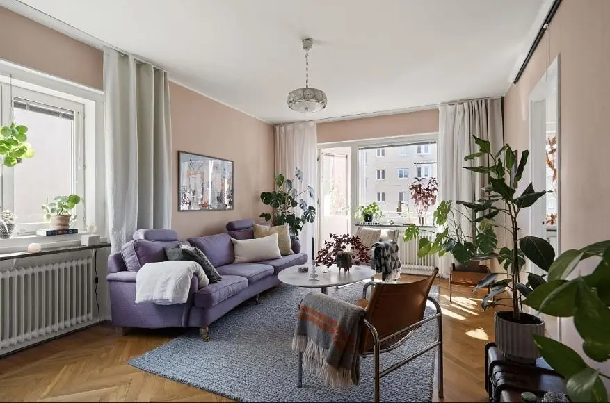 Wohnzimmer; tageslicht, holzboden, moderner stil
