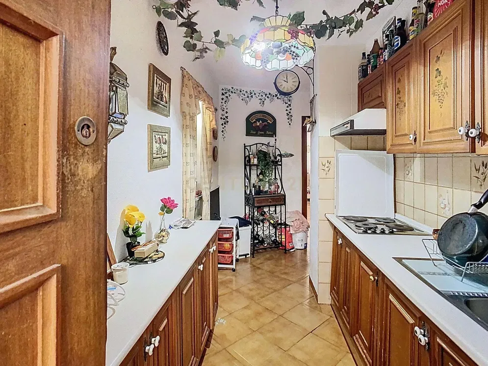 Kuhinja; kućanski aparati, pločice, rustikalni stil