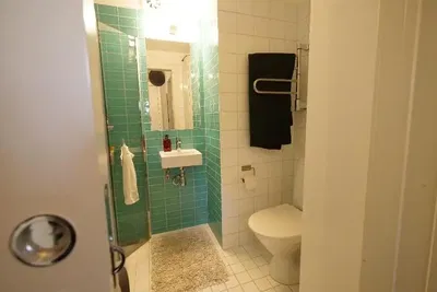 Badezimmer; fliesenboden, tageslicht, renoviert