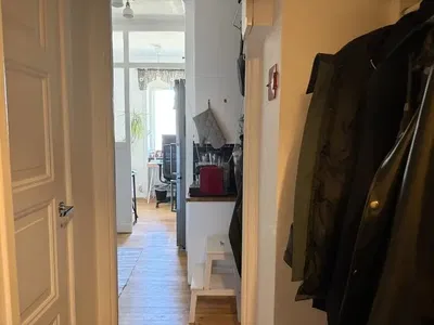 Гардероб; дървен под, естествена светлина