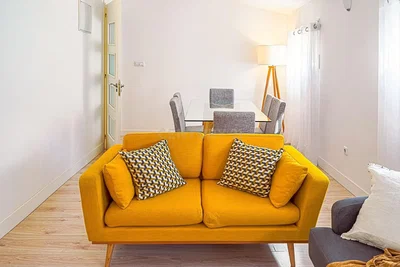 Obývací pokoj; dřevěná podlaha, přirozené světlo, moderní styl