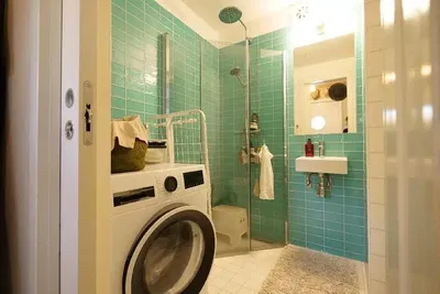 Badezimmer; fliesenboden, tageslicht