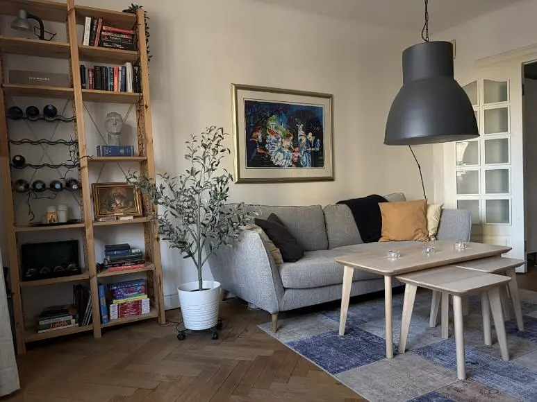 Wohnzimmer; tageslicht, moderner stil, holzboden