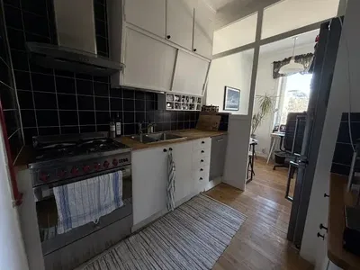 Кухня; дървен под, естествена светлина, модерен стил