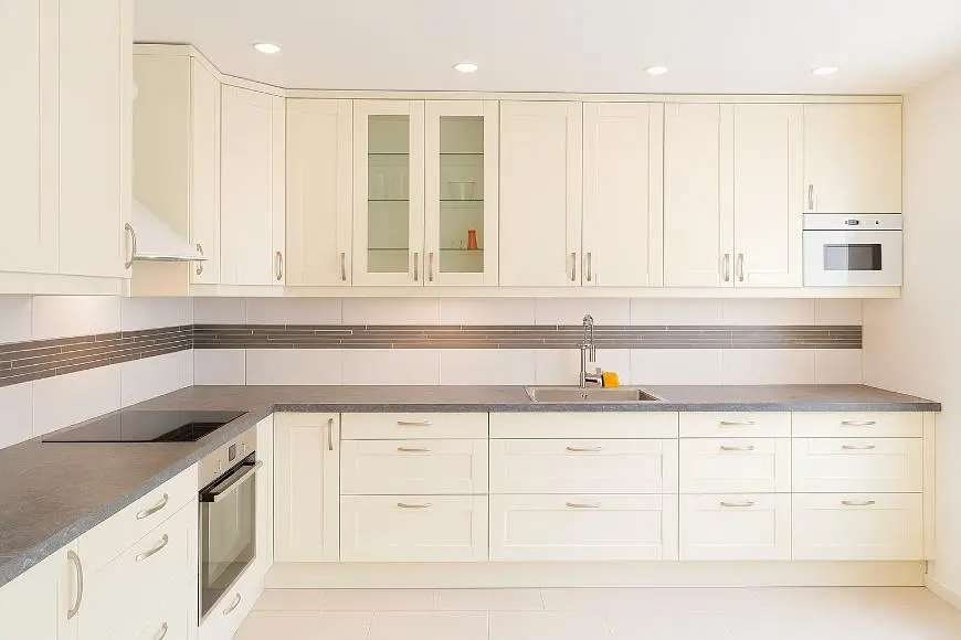 Cuisine; électroménager, rénové, lumière naturelle, style moderne