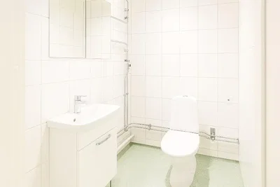 Toilettes; carrelage, lumière naturelle