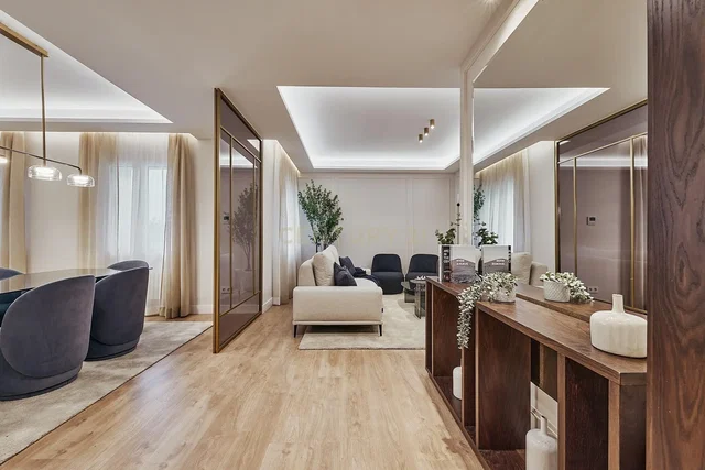 Obývací pokoj; přirozené světlo, moderní styl, dřevěná podlaha, po rekonstrukci