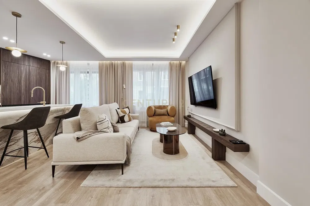 Woonkamer; natuurlijk licht, moderne stijl, houten vloer