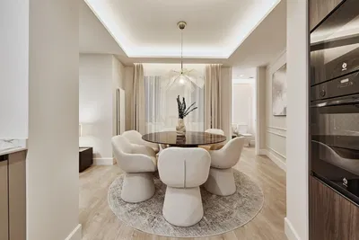 Woonkamer; moderne stijl, houten vloer, natuurlijk licht, keukenapparatuur