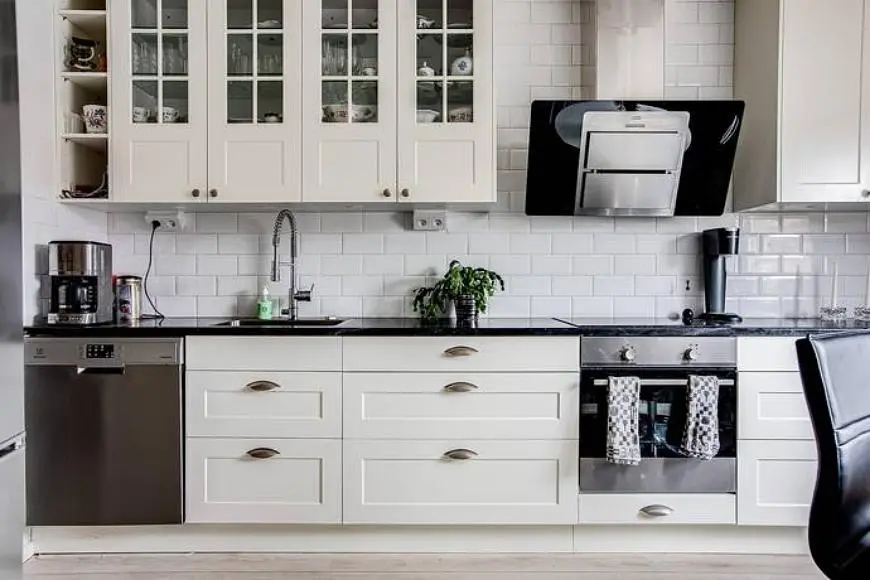 Küche; küchengeräte, tageslicht, moderner stil