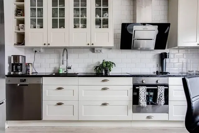 Küche; küchengeräte, tageslicht, moderner stil