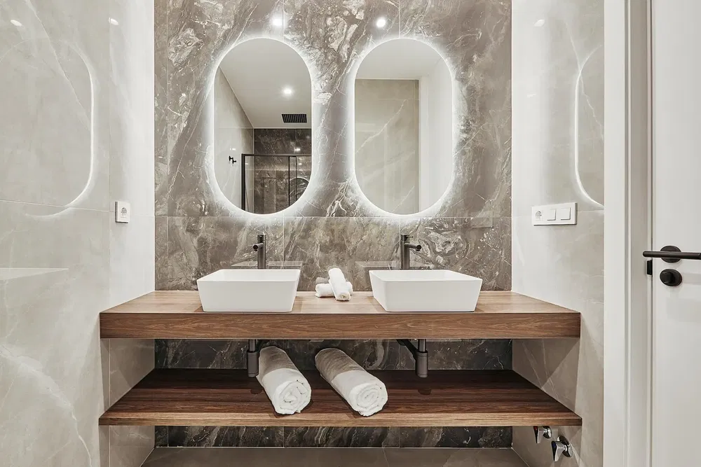 Badezimmer; fliesenboden, renoviert, tageslicht, moderner stil