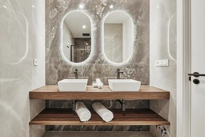 Banyo; fayans zemin, tadilatlı, doğal ışık, modern stil