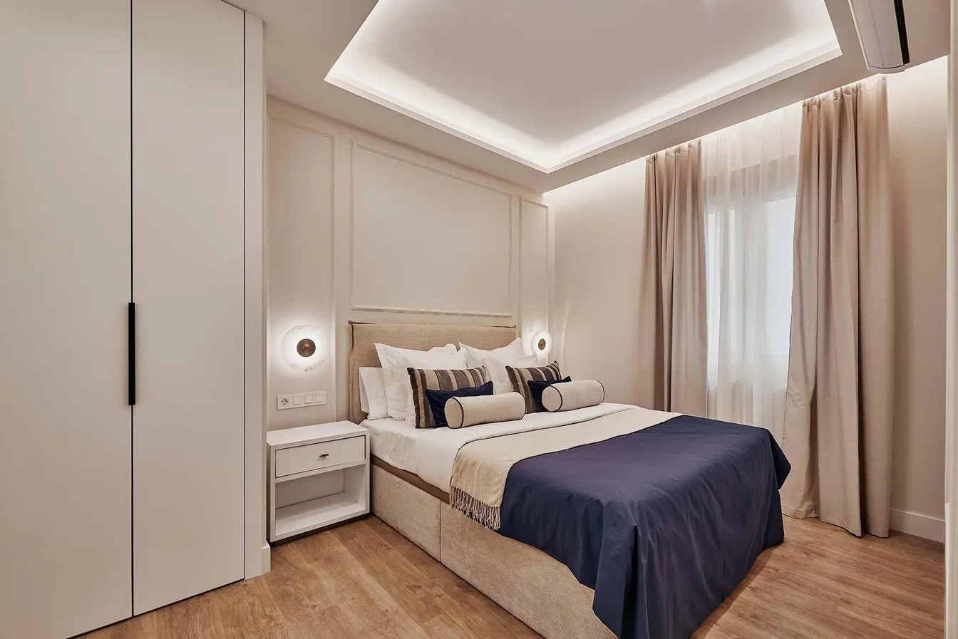 Yatak odası; ahşap zemin, doğal ışık, modern stil, tadilatlı