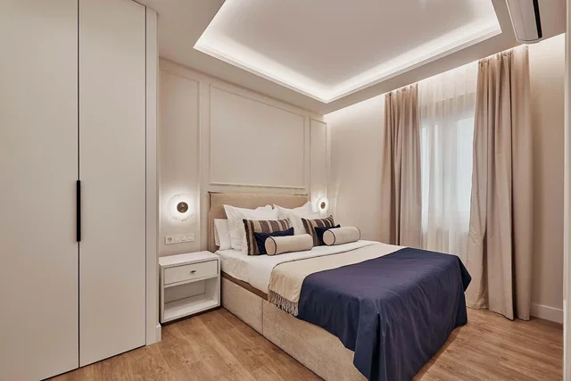 Yatak odası; ahşap zemin, doğal ışık, modern stil, tadilatlı