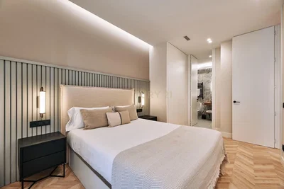 Ložnice; dřevěná podlaha, přirozené světlo, moderní styl, po rekonstrukci