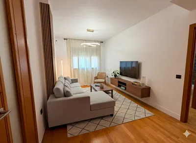 Oturma odası; ahşap zemin, doğal ışık, modern stil