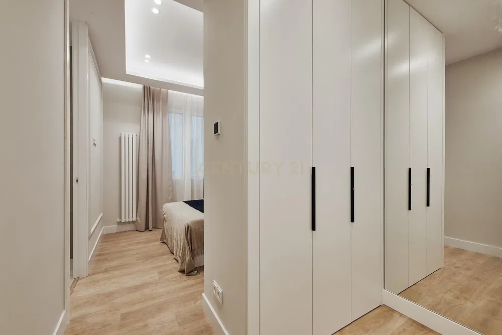 Ložnice; dřevěná podlaha, po rekonstrukci, přirozené světlo