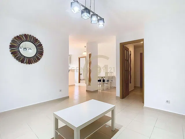 غرفة معيشة; أرضية من البلاط, ضوء طبيعي, أسلوب عصري