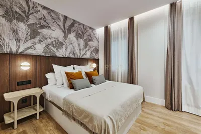 Υπνοδωμάτιο; ξύλινο πάτωμα, φυσικό φως, μοντέρνο στυλ