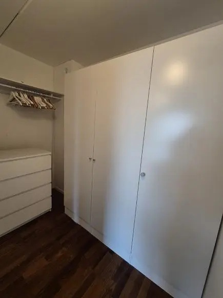 Kammer; holzboden, tageslicht