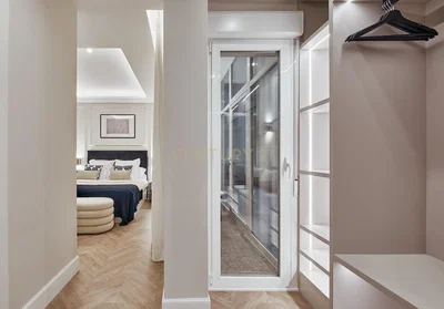 Ložnice; dřevěná podlaha, přirozené světlo, moderní styl