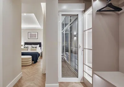 Schlafzimmer; holzboden, tageslicht, moderner stil