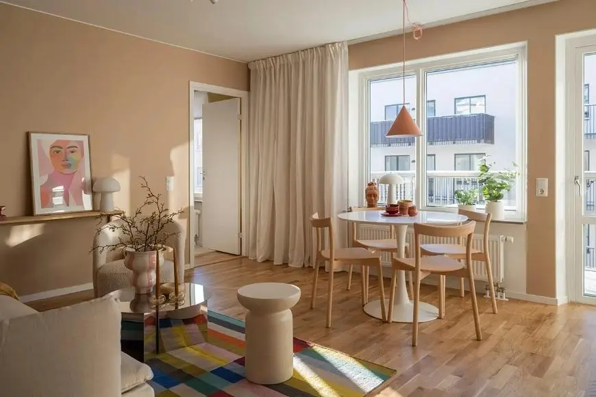 Salon; lumière naturelle, style moderne, parquet