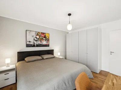 Ložnice; dřevěná podlaha, přirozené světlo, moderní styl