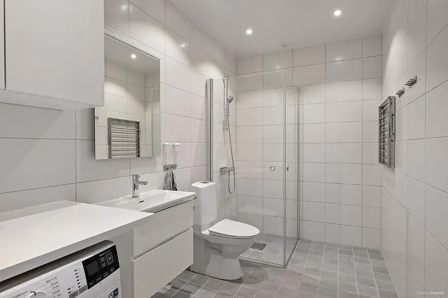 Salle de bain; carrelage, lumière naturelle, rénové