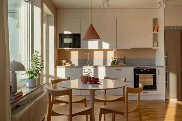 Küche; küchengeräte, tageslicht, moderner stil