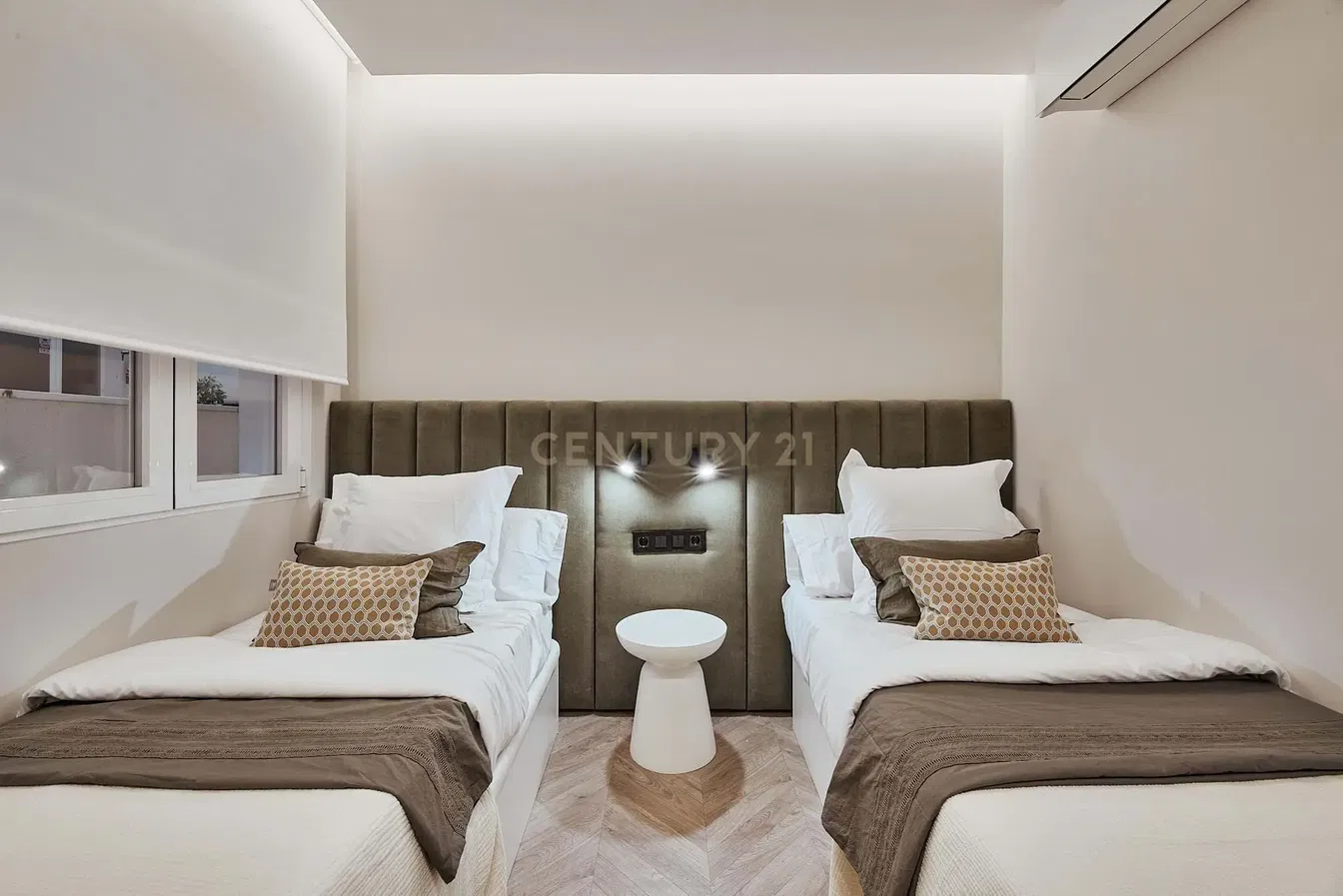 Slaapkamer; houten vloer, natuurlijk licht, moderne stijl