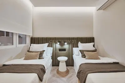 Slaapkamer; houten vloer, natuurlijk licht, moderne stijl