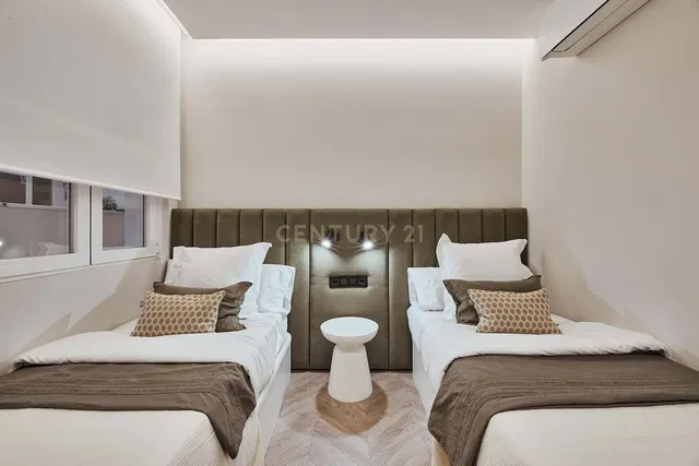 Schlafzimmer; holzboden, tageslicht, moderner stil