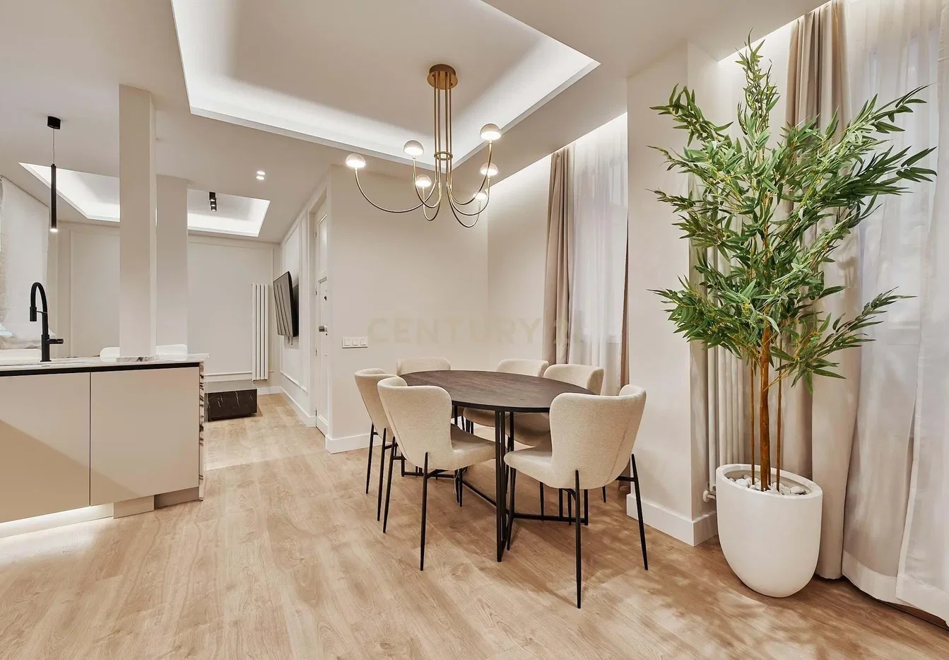 Obývací pokoj; moderní styl, přirozené světlo, dřevěná podlaha