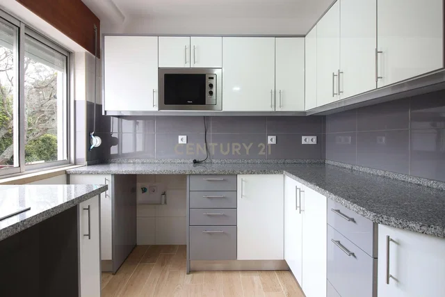 Kitchen; kitchen appliances, view, natural light