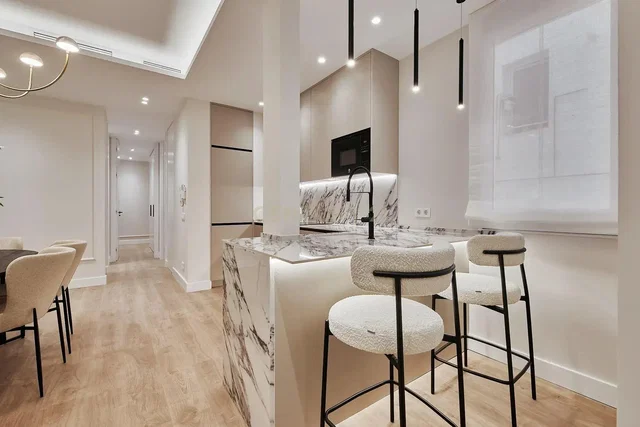 Kuchyně; moderní styl, po rekonstrukci, přirozené světlo