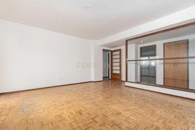 Wohnzimmer; holzboden, tageslicht